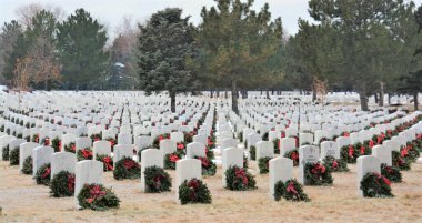 Ulusal Amerika Çelenkleri Günü, ülke çapında 2200 farklı yerde dinlenen gazileri onurlandıran ve hatırlayan ücretsiz, siyasi olmayan bir etkinliktir. Gazileri onurlandırmak için her mezara Noel çelengi konur.. 