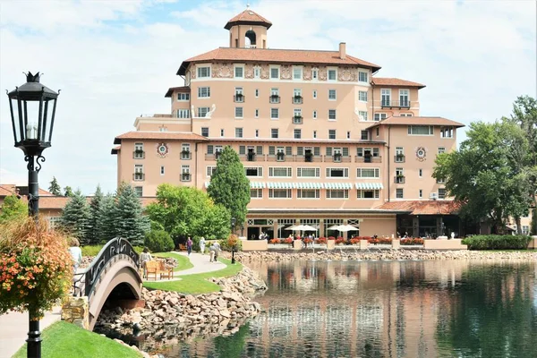 Broadmoor Hotel ve Resort, Colorado Springs 'te yer alan 5 yıldızlı ve 5 elmaslı oteldir. Broadmoor Oteli dünyaca ünlü lüks bir tatil köyüdür.. 