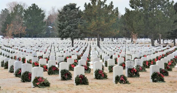 アメリカ中の国民の誓いの日は無料の非政治的なイベントであり 全国の2200の異なる場所で休むように敷設されている私たちの国の退役軍人を表彰し 覚えています クリスマスリースは退役軍人を称えるためにあらゆる墓に置かれます ロイヤリティフリーのストック画像