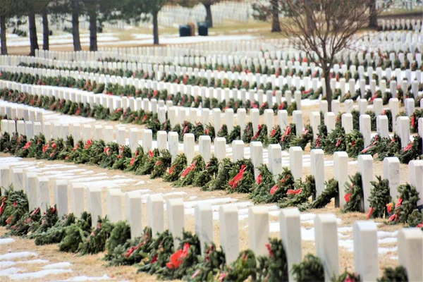 アメリカ中の国民の誓いの日は無料の非政治的なイベントであり 全国の2200の異なる場所で休むように敷設されている私たちの国の退役軍人を表彰し 覚えています クリスマスリースは退役軍人を称えるためにあらゆる墓に置かれます ストックフォト