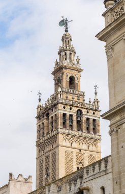Giralda, Endülüs 'teki Sevilla şehrinin çan kulesi (İspanya)).