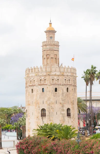 Turista Torre Del Oro Sevilla Junto Río Guadalquivir Andalucía España —  Fotos de Stock