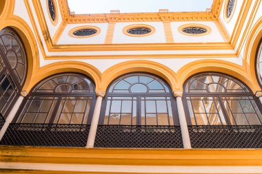 Sevilla 'nın Kraliyet Alcazar' ı, farklı tarihlerde inşa edilmiş bir saray kompleksi.