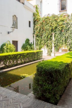 Sevilla 'nın Kraliyet Alcazar' ı, farklı tarihlerde inşa edilmiş bir saray kompleksi.