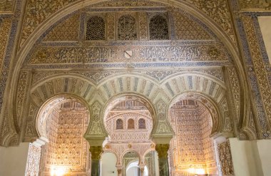 Sevilla 'nın Kraliyet Alcazar' ı, farklı tarihlerde inşa edilmiş bir saray kompleksi.