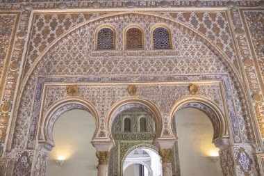 Sevilla 'nın Kraliyet Alcazar' ı, farklı tarihlerde inşa edilmiş bir saray kompleksi.