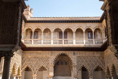 Sevilla 'nın Kraliyet Alcazar' ı, farklı tarihlerde inşa edilmiş bir saray kompleksi.