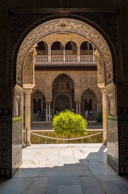 Sevilla 'nın Kraliyet Alcazar' ı, farklı tarihlerde inşa edilmiş bir saray kompleksi.