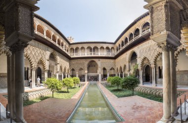 Sevilla 'nın Kraliyet Alcazar' ı, farklı tarihlerde inşa edilmiş bir saray kompleksi.