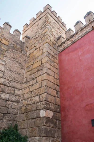 セビリアのロイヤルアルカサル 異なる歴史的建造物の壁の宮殿複合体 — ストック写真