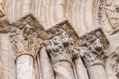 İspanya 'nın Galiçya kentindeki Santiago de Compostela Katedrali' ndeki sütunlardaki başkentlerin ayrıntıları.