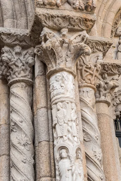 西班牙加利西亚圣地亚哥 德孔波斯特拉主教座堂柱子上各国首都的详细情况 — 图库照片