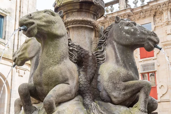 西班牙圣地亚哥 德孔波斯特拉广场广场的马喷泉 — 图库照片