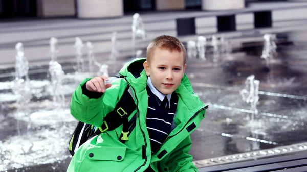 Niño escolar feliz con una mochila en la calle — Foto de Stock
