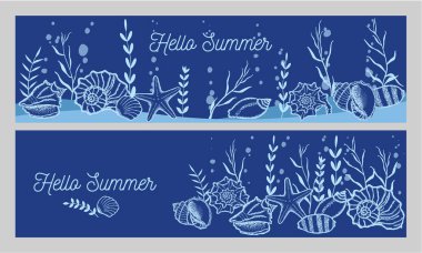 Koyu mavi bir arka planda deniz kabukları ve deniz yosunu. Sualtı sahnesi. Deniz nesnelerinin olduğu iki pankart.