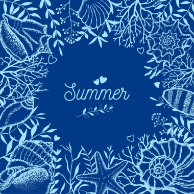 Koyu mavi arka planda deniz kabukları, deniz yosunu ve dallar. Kartpostallar, davetiyeler için şablon.