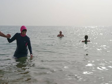 Ölü Deniz 'in tuzlu sularında yıkanan tesettürlü Müslüman kadın, Ürdün