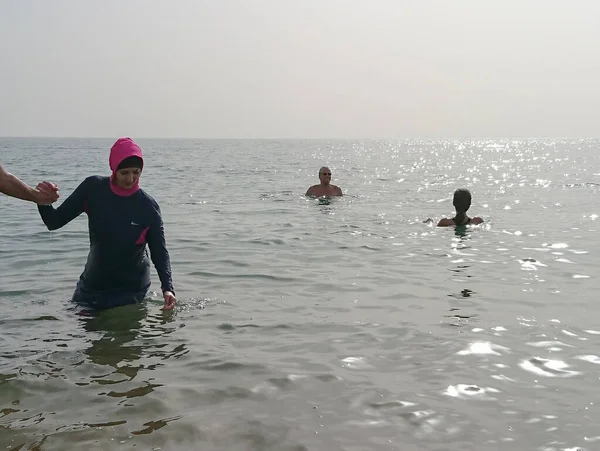 Ölü Deniz 'in tuzlu sularında yıkanan tesettürlü Müslüman kadın, Ürdün