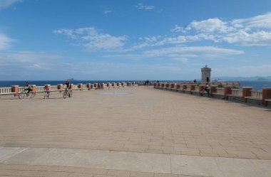Piazza Bovio, Piombino 'nun en ünlü yeri ve sembollerinden biridir. Yüzyıllar boyunca bu meydan, kıtayı Toskana Takımadası, Piombino, İtalya ile birleştirmek isteyen doğal teras olarak kaldı.