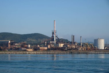 Piombino çelik fabrikası çelik üretimi konusunda uzmanlaşmış bir endüstriyel komplekstir. Deniz kenarında Piombino 'da yer almaktadır.
