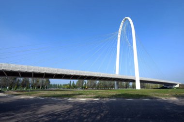 Modern köprü, mimar Santiago Calatrava, Reggio Emilia - İtalya