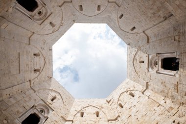 Andria, Puglia, Castel del Monte. Castel del Monte, Kutsal Roma İmparatoru 2. Frederick tarafından Puglia 'nın batısındaki Murge platosunda inşa edilen 13. yüzyıldan kalma bir kaledir..