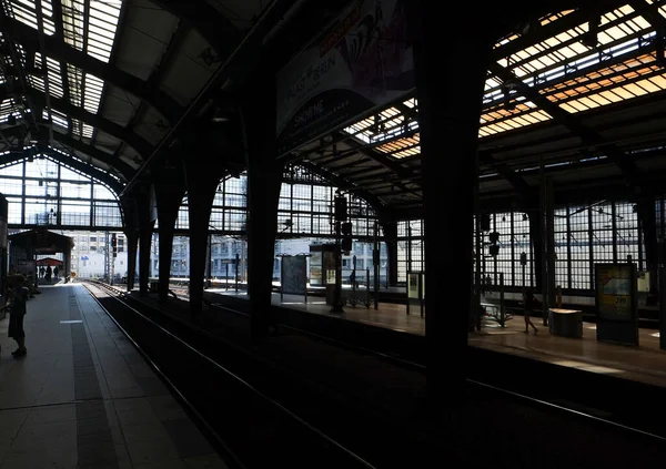 Berlin Friedrichstrasse İstasyonu Berlin, Almanya 'daki tren istasyonunda..
