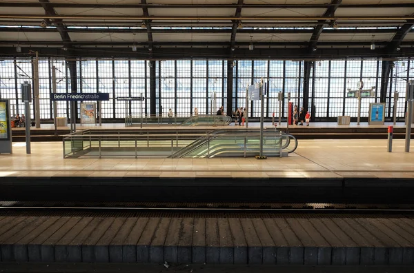 Berlin Friedrichstrasse Állomás Felirat Berlini Vasútállomáson Németországban — Stock Fotó