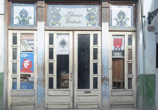 Küba Eski Havana La Havana Vieja Calle Obispo Kütüphanesi Victoria kitap dükkanının dış sanat deco dükkanı posterleri