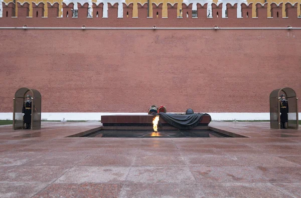 Ebedi Alev ve Meçhul Asker 'in Mezarı Kremlin duvarının yanında bir onur muhafızıyla.