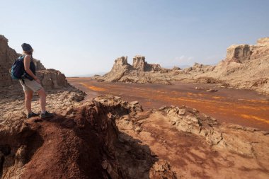 Danakil Buhranı 'ndaki Dallol tuz dağlarının muhteşem manzarası.