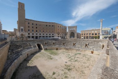 İtalya 'nın Lecce kentindeki Sant Oronzo Meydanı' ndaki Roma Amphiteatre 'ın panoramik manzarası. 2. yüzyılda inşa edilen bu tiyatro 25.000 'den fazla insanı ağırlayabildi..