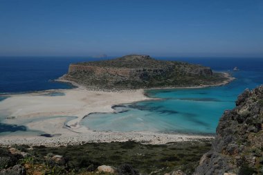 Balos lagün adada Crete, Yunanistan. Turistler dinlenmek ve Balos Beach berrak suda banyo