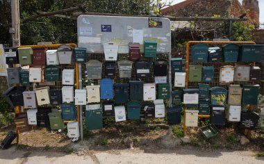 Hanya, Girit Adası, Yunanistan Yunanistan 'ın başkenti Chania' da Bir Mahallede Çok Renkli Posta Kutuları Grubu.