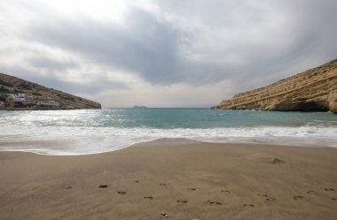 Matala, Girit adasındaki güzel plaj, dalgalar ve kayalar. Panorama Matala Sahili, Yunanistan