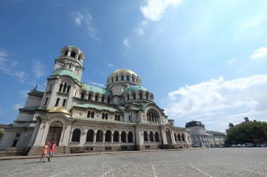 Sophia, Bulgaristan: Başkentteki St. Alexander Nevsky Katedrali. Sofya 'daki Bulgar Ortodoks katedrali. Neo-Bizans tarzında tasarlandı. Katedral yakınındaki turistler. Bulutlu gökyüzü.