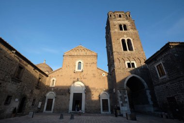 Caserta Vecchia Campania Katedrali, İtalya. Kilisenin manzarası Casertavecchia. Tarihi şehirde eski bir kilise.. 