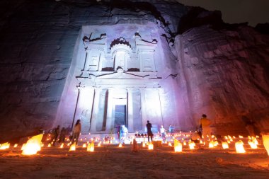 Geceleri Petra. Mum ışığında hazinenin manzarası var. Ürdün 'deki El-Khazneh antik bir şehir olan Petra. Rock şehrinin bir kısmını mum ışığında görmek ve eski şehri keşfetmek için bir etkinlik. Dünya harikası.