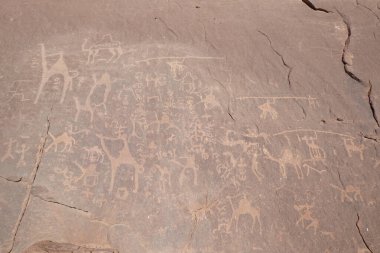 Wadi Rum, Ürdün aynı zamanda Ay Vadisi olarak da bilinir. Kırmızı kum çölünde kaya resmi. Güney Ürdün 'de kumtaşı ve granit kayaları kesen bir vadi..