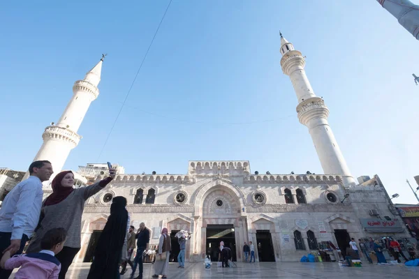 Амман Иордания Семья Делает Селфи Перед Мечетью Аль Хусейни Столице — стоковое фото