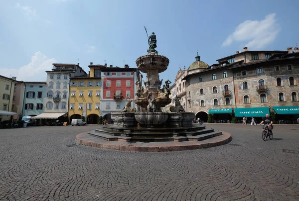 Piazza del Duomo, Trento City, Güney Tyrol, İtalya. Fontana del Nettuno Neptün çeşme heykeli olan katedral meydanı. Şehir Kulesi, Praetorian Sarayı ve freskli evler Cazuffi Rella.