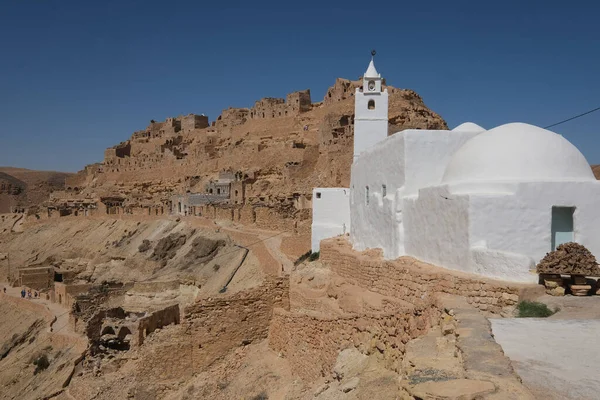 Vista Una Mezquita Blanca Colina Desierta Chenini Vieja Ciudad Berbere — Foto de Stock