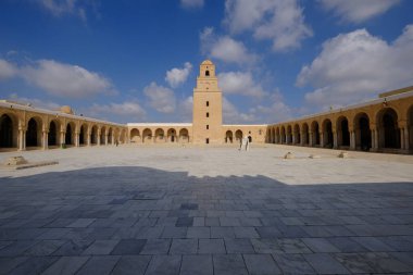 Tunus, Kuzey Afrika: Eski Büyük Cami cephesi ve Kairouan 'da mavi gökyüzüne karşı güneş saati. Uqba Camii. UNESCO Dünya Mirası Alanı.