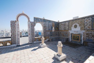 Eski şehir (Medina) çatıdan görüldü. Tunus, Tunus 'un geometrik şekil motifleriyle kaplı süs kemerleri ve duvar kaplamaları. 