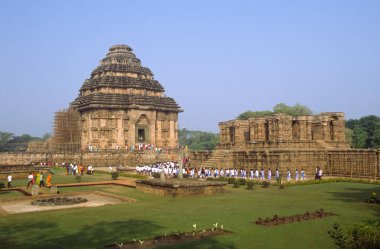 Konark Güneş Tapınağı, Odisha, Hindistan: Antik Surya Hindu Tapınağı 'nda yerli turistler. MS 13. yüzyıl. Odishan tapınağının bir başyapıtı ve bir dünya mirası alanı..