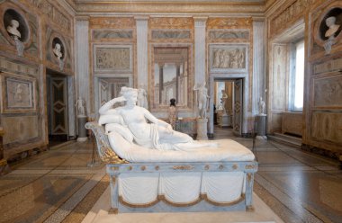Pauline Bonaparte 'ın portresi. Galleria Borghese 'de ünlü heykeltıraş Antonio Canova' nın yarı çıplak, yaslanmış bir neo-klasik portre heykeli. Roma, İtalya, Avrupa.