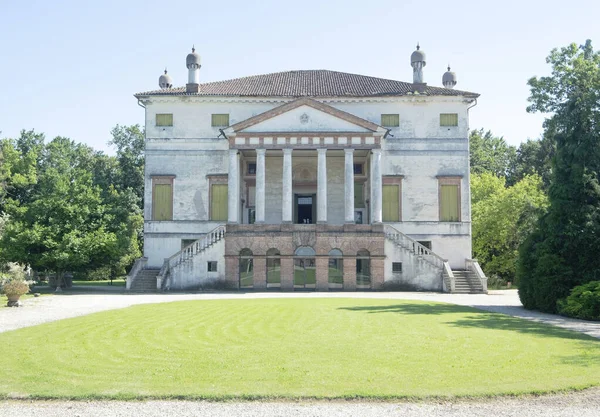 İtalya 'nın Fratta Polesine kentindeki Villa Molin veya Villa Grimani Molin Avezzu. Padua ilindeki Venedik dönemi villası. Vicentine Mimarı Vincenzo Scamozzi tarafından tasarlandı.