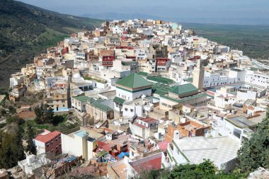 Fas 'ın kutsal şehri Moulay Idris' in yeşil kiremitli çatıları, Moulay Idriss 'in mezarı ve Zawiya' sı, Orta Atlas, Kuzey Afrika. Zerhoun Dağı 'nın eteklerindeki iki tepeye yayılın..