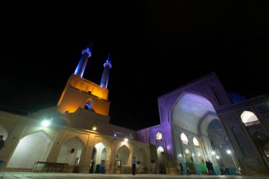İsfahan, İran: Şah Camii 'nin güneyinde yer alan Naghsh-e Cihan Meydanı veya İmam Meydanı' nın gece görüşü. UNESCO 'nun Dünya Mirası Alanı. 