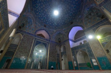 Yazd, İran: Tarihi Jameh Camii 'nin içi. Benzersiz döşemeleri ve ince tuğlalarıyla ünlü bir başyapıt. Parlak renkli kiremitler mihrab üzerinde benzersiz İslami kalıplar oluşturuyor.